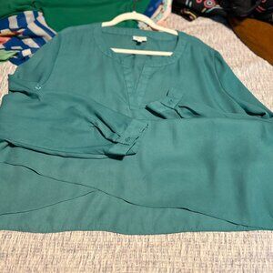 Landa Curve Flowy Blouse with convertible sleeves in a size 3X